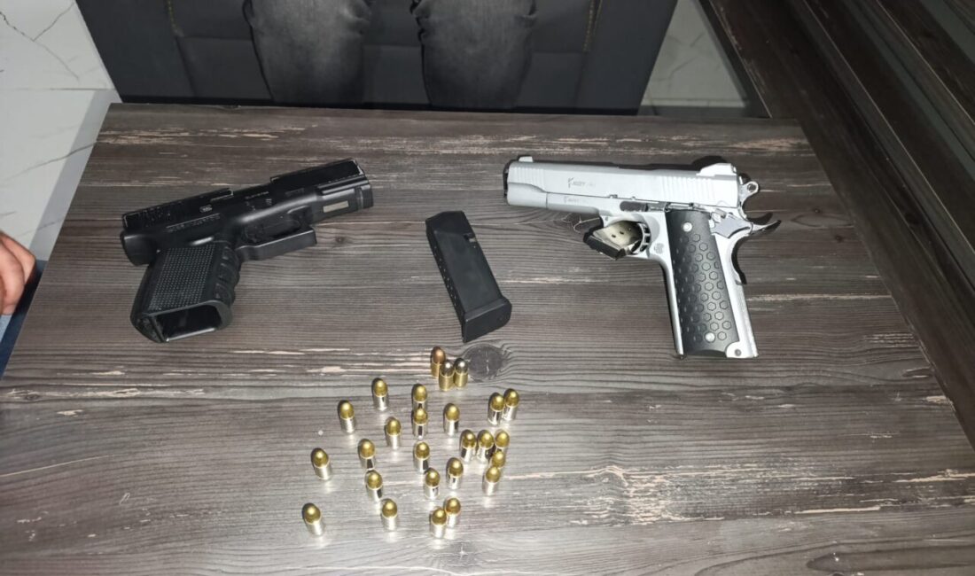 İzmir’in Bayraklı ilçesinde, ağabeyine ait iş yerini kurşunladığı iddiasıyla gözaltına