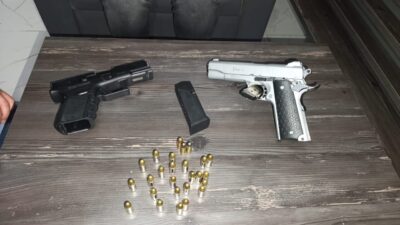 İzmir’in Bayraklı ilçesinde, ağabeyine ait iş yerini kurşunladığı iddiasıyla gözaltına