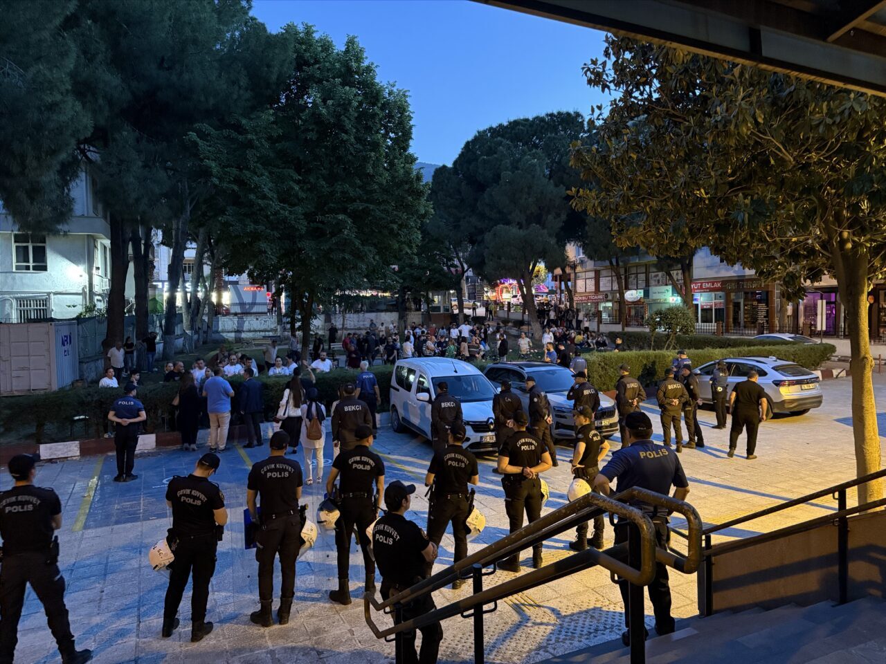 İzmir’de, duvarlara Cumhurbaşkanı Recep Tayyip Erdoğan’a hakaret içerikli yazılar yazılmasına