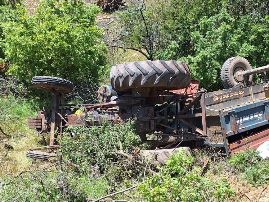 İzmir'in Ödemiş ilçesinde, devrilen traktörün altında kalan sürücü hayatını kaybetti.