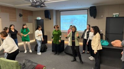 İzmir’de, kamu hastanelerinde çalışan ebelere yönelik normal doğum süreçlerinde bilgi