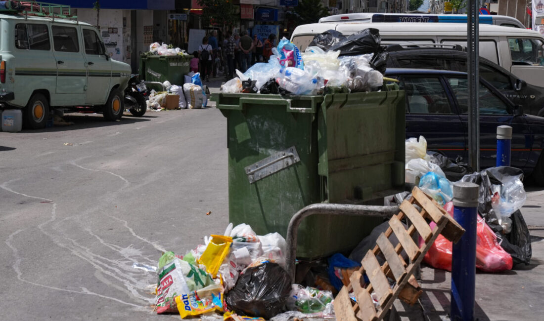 İzmir’in merkez Konak ilçesinde belediye işçilerinin greve gitmesi sonrası biriken