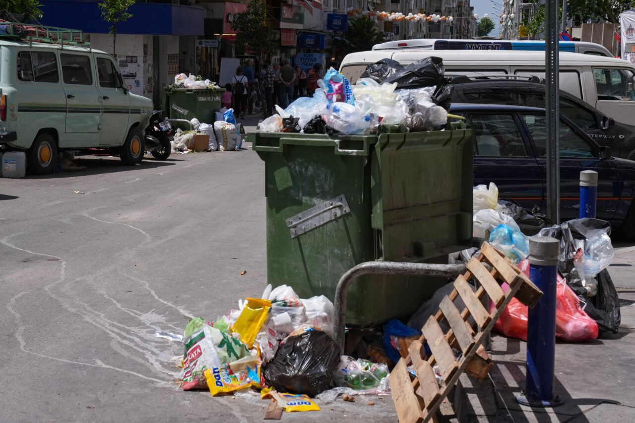 İzmir’in merkez Konak ilçesinde belediye işçilerinin greve gitmesi sonrası biriken