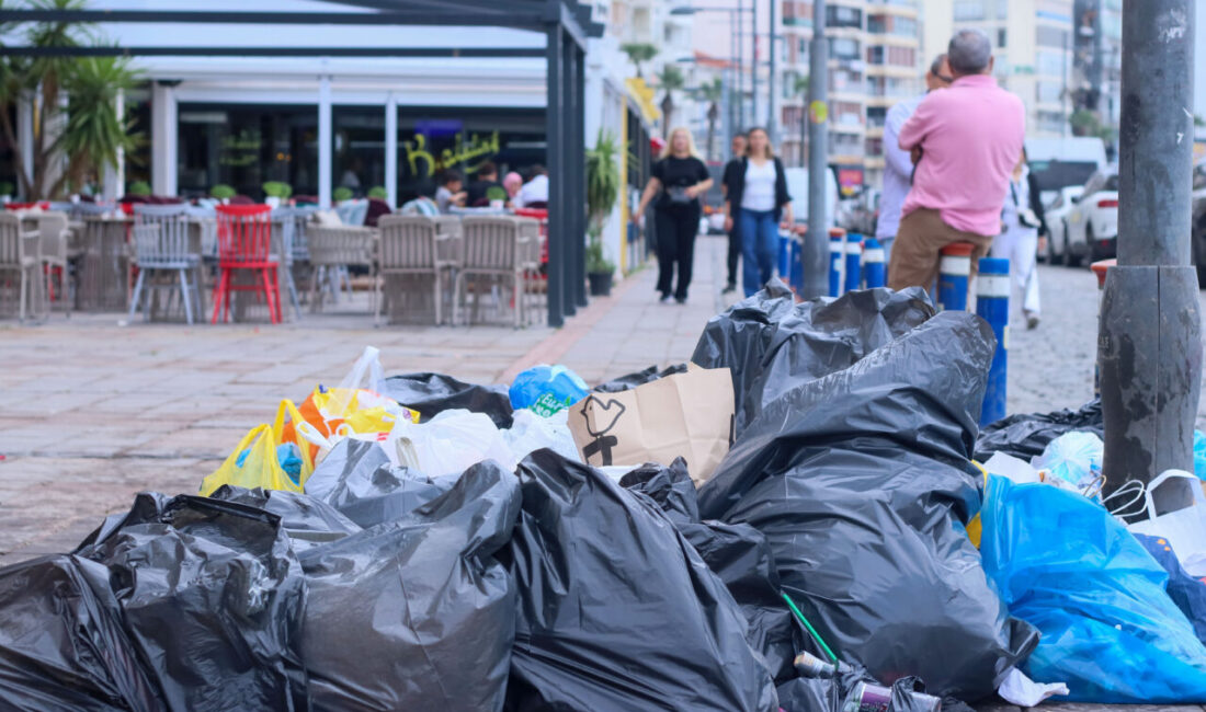  İzmir Büyükşehir Belediyesine bağlı iştiraklerde çalışan işçilerin başlattığı grevin