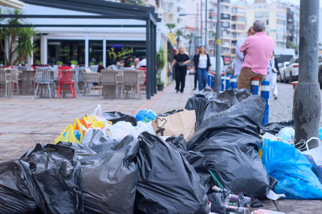  İzmir Büyükşehir Belediyesine bağlı iştiraklerde çalışan işçilerin başlattığı grevin