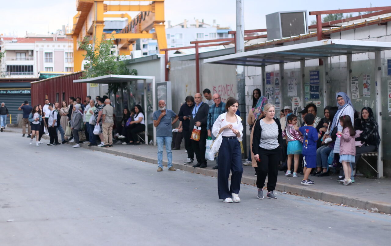 İzmir Büyükşehir Belediyesine bağlı iştiraklerde çalışan işçilerin grevi sonrası ESHOT