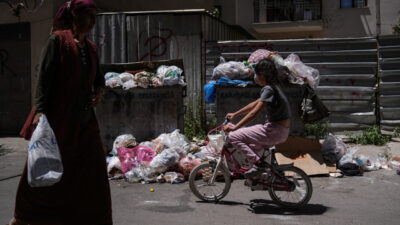  İzmir'in Karabağlar ilçesinde, maaşlarını eksik alan belediye işçilerinin iş bırakma