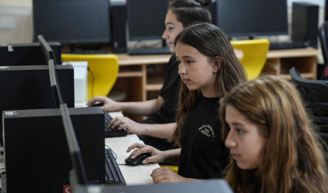 İzmir’de öğrenci ve öğretmenler, dijital çağa uyumlarını artırmak, yeni teknolojiler
