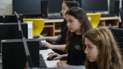 İzmir’de öğrenci ve öğretmenler, dijital çağa uyumlarını artırmak, yeni teknolojiler