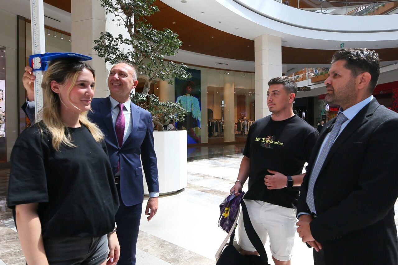 İzmir’de Sağlık Bakanlığının “İdeal Kilonu Öğren, Sağlıklı Yaşa” kampanyası kapsamında