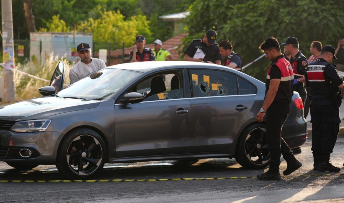 İzmir’in Torbalı ilçesinde seyir halindeki otomobile düzenlenen silahlı saldırıda 3