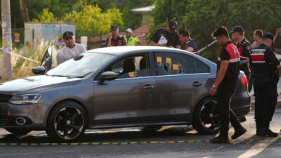 İzmir’in Torbalı ilçesinde seyir halindeki otomobile düzenlenen silahlı saldırıda 3