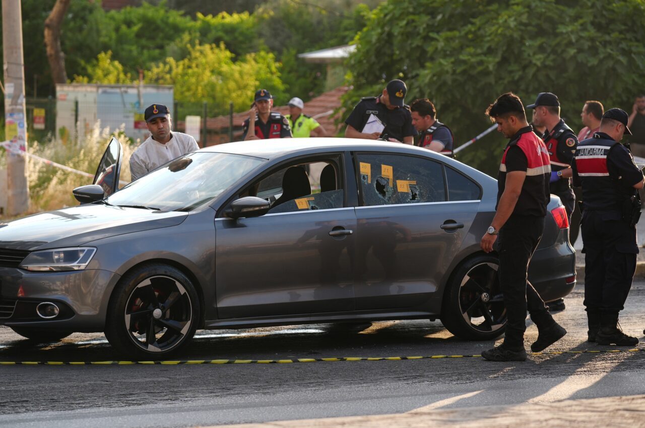 İzmir’in Torbalı ilçesinde seyir halindeki otomobile düzenlenen silahlı saldırıda 3
