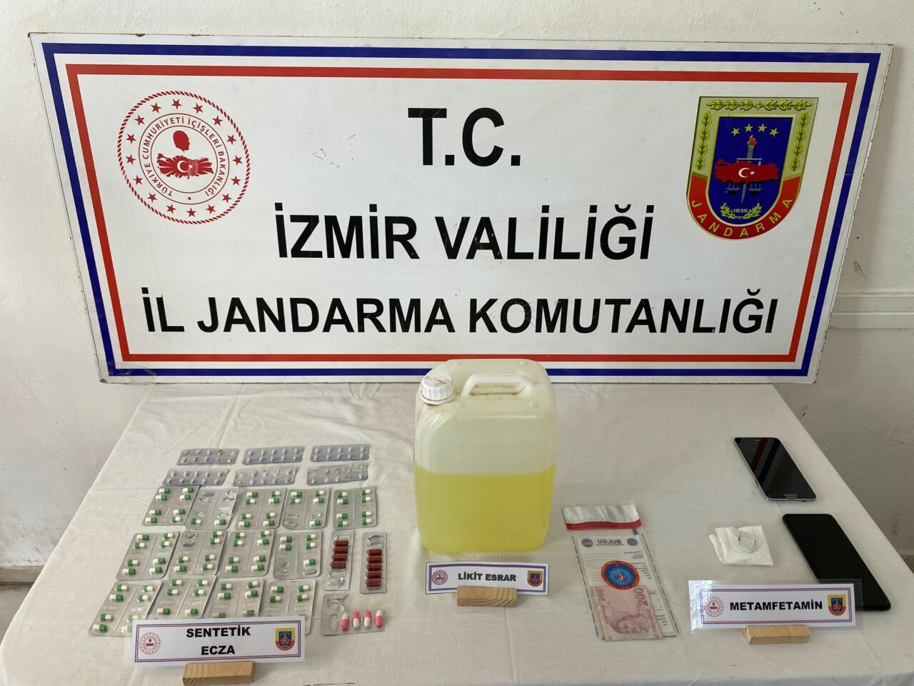 İzmir’de uyuşturucu operasyonlarında gözaltına alınan 16 şüpheliden 7’si tutuklandı. İl