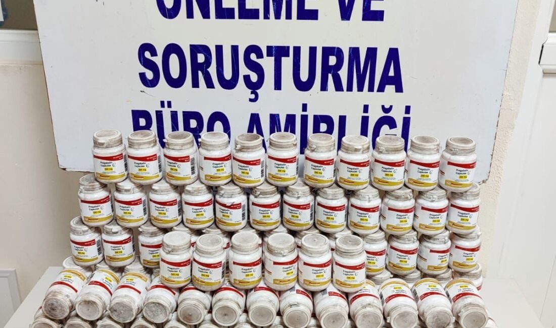 İzmir'in Menderes ilçesinde düzenlenen uyuşturucu operasyonunda gözaltına alınan 2 zanlıdan
