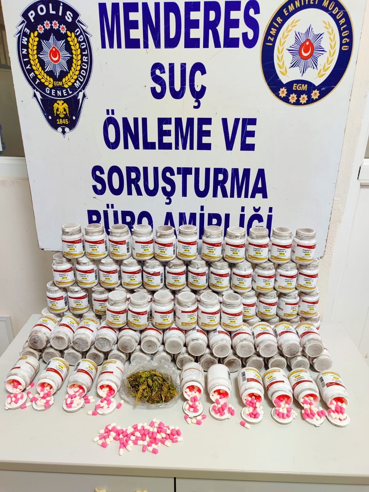 İzmir'in Menderes ilçesinde düzenlenen uyuşturucu operasyonunda gözaltına alınan 2 zanlıdan