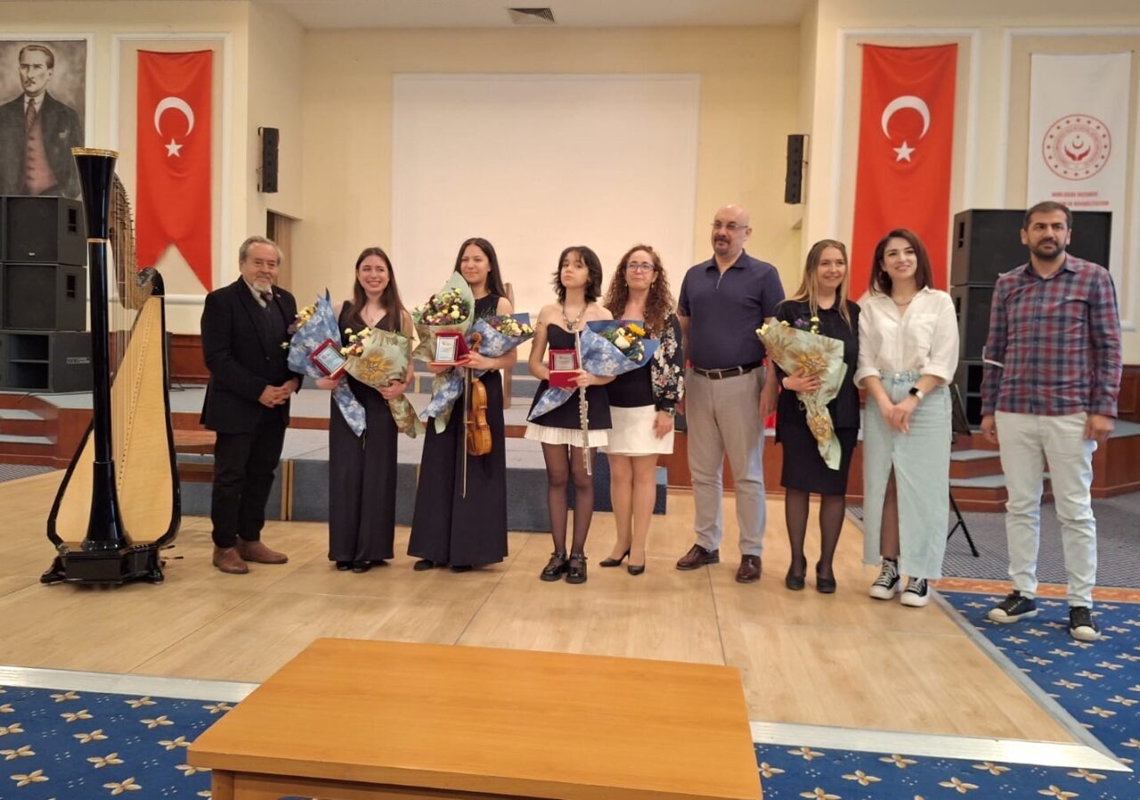 Uluslararası birçok yarışmalarda derece elde eden genç arp sanatçısı Ela