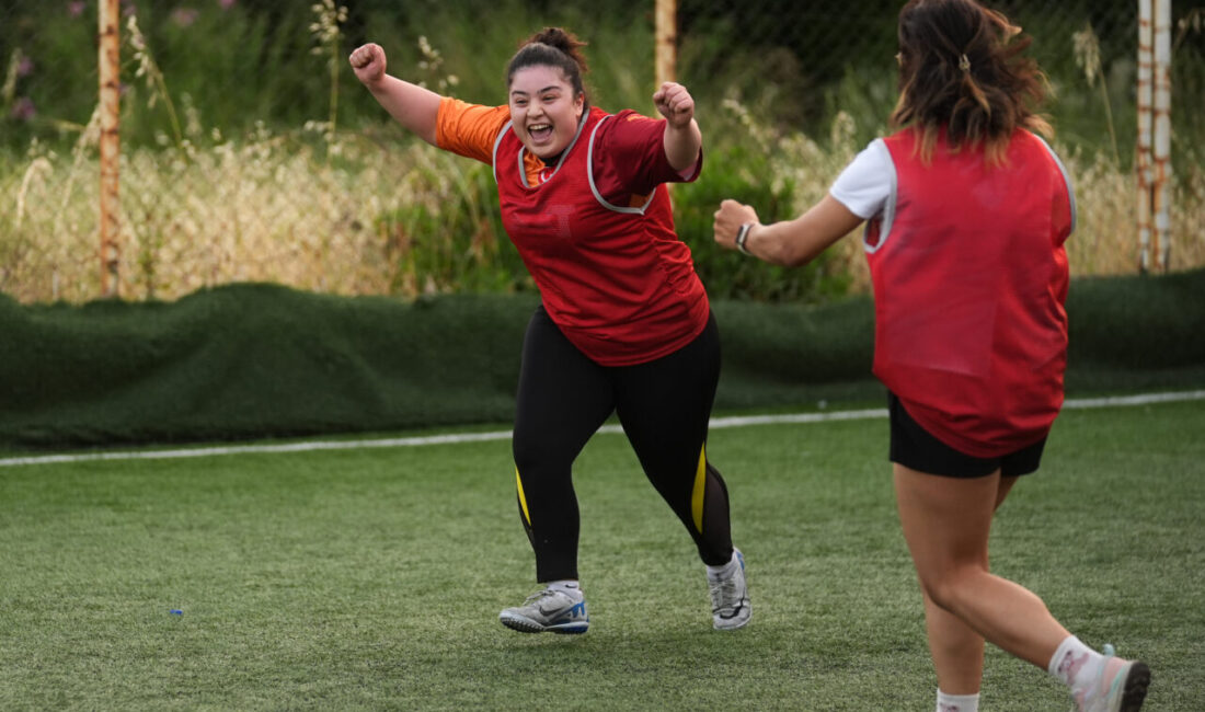 İzmir’de futbolu çok seven ve haftanın belirli günlerinde halı saha