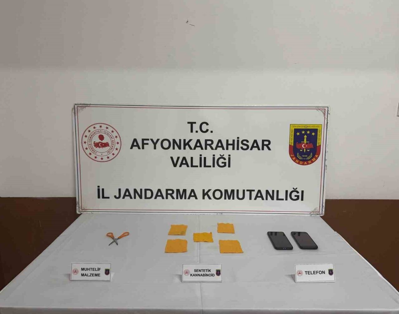 Afyonkarahisar’da jandarma ekipleri takibe aldıkları zehir tacirini bin 780 kullanımlık