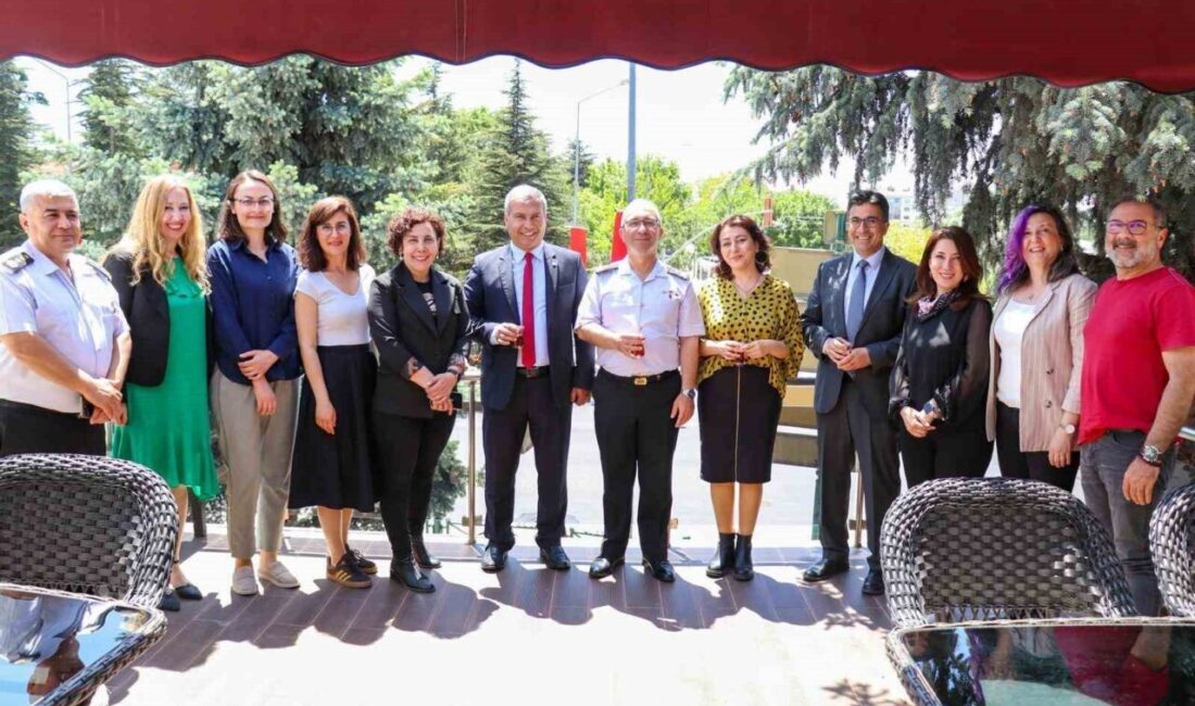 Eskişehir’de jandarma personeline eğitim veren Anadolu Üniversitesi’ne plaket takdim edildi.