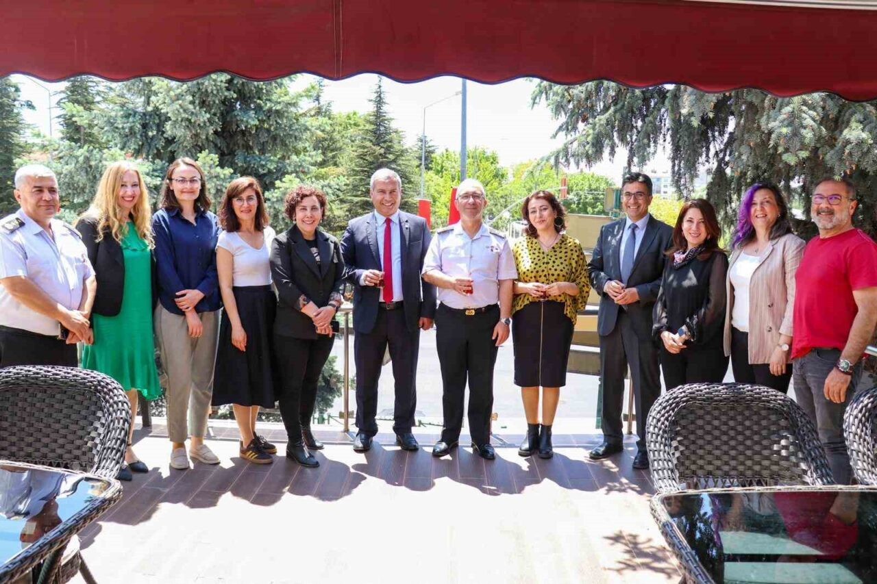 Eskişehir’de jandarma personeline eğitim veren Anadolu Üniversitesi’ne plaket takdim edildi.