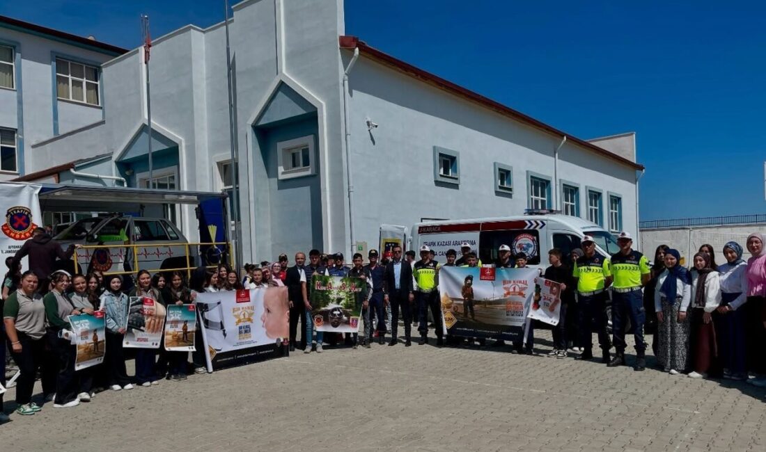 Trafik güvenliği konusunda farkındalık oluşturmak amacıyla Sinanpaşa Jandarma Trafik Timleri