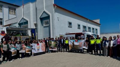 Trafik güvenliği konusunda farkındalık oluşturmak amacıyla Sinanpaşa Jandarma Trafik Timleri