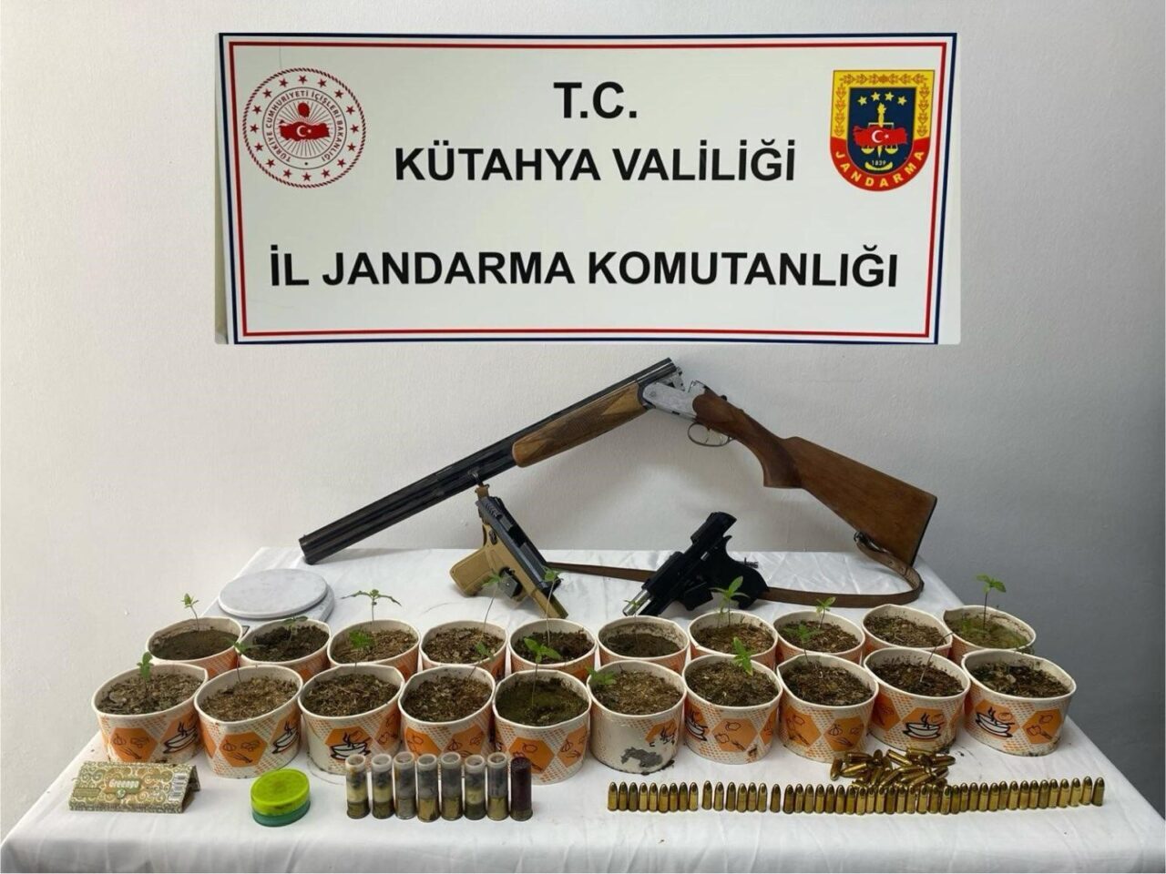 Kütahya İl Jandarma Komutanlığı ekipleri, kaçakçılık suçlarıyla mücadele kapsamında yürüttükleri