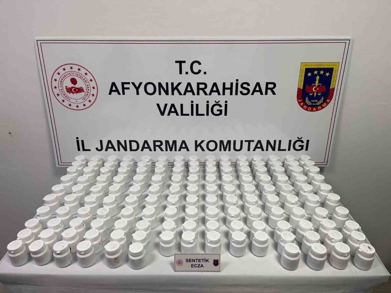 Afyonkarahisar’da jandarma tarafından gerçekleştirilen operasyonda 8 bin 120 adet uyuşturucu