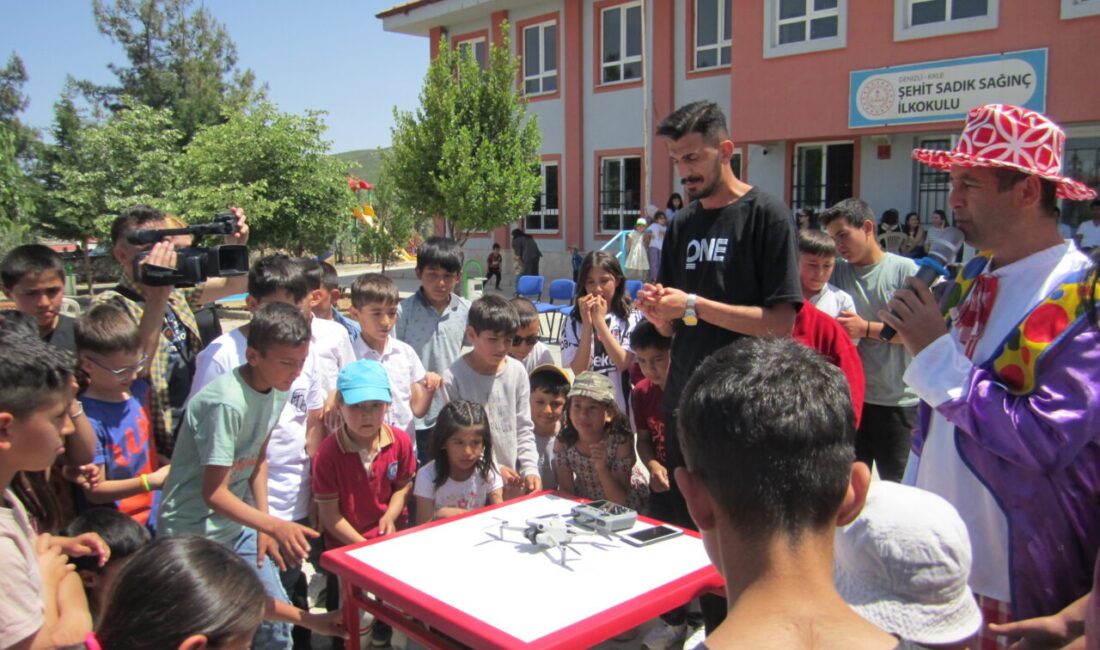 Denizli’nin Kale ilçesinde “El Ele Gülen Yüzler” çocuk şenliği gerçekleştirildi.