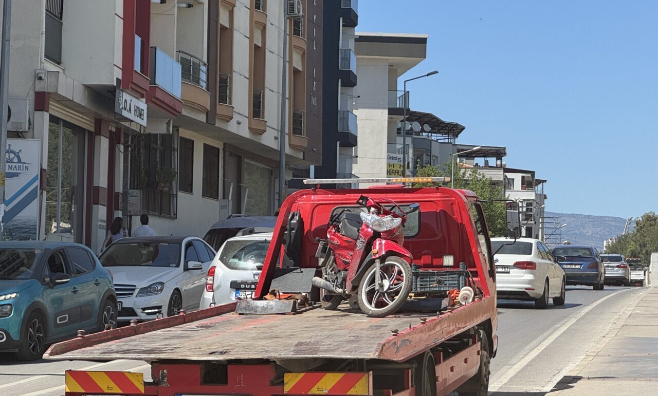 İzmir'in Buca ilçesinde kamyonun çarptığı motosikletteki 1 kişi hayatını kaybetti,