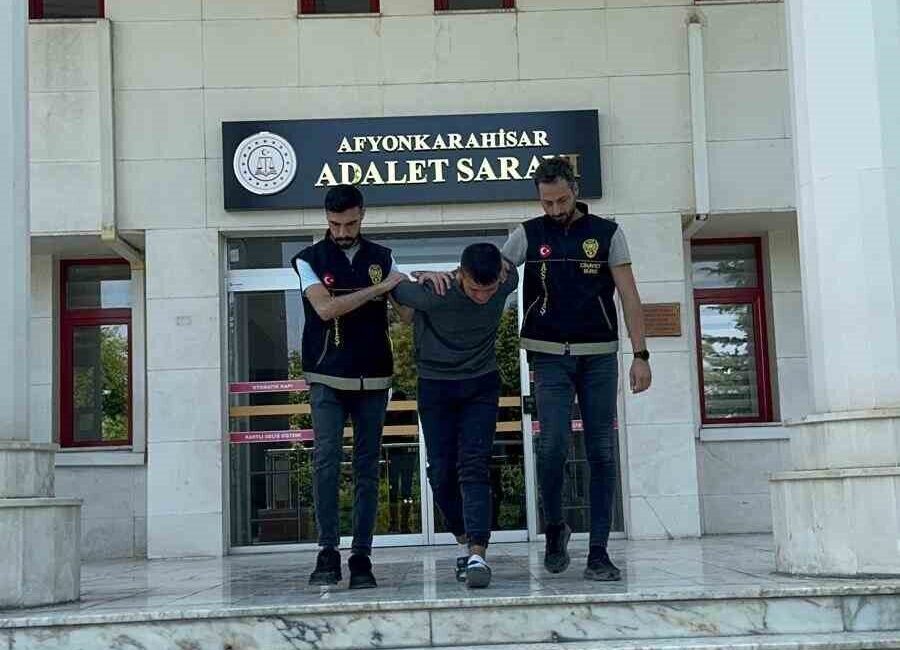 Afyonkarahisar’da parkta tartıştığı kız arkadaşının boğazını jiletle keserek katleden katil