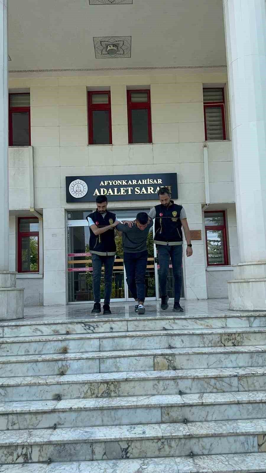 Afyonkarahisar’da parkta tartıştığı kız arkadaşının boğazını jiletle keserek katleden katil