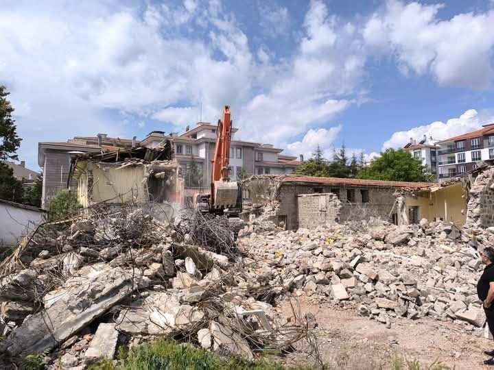 Afyonkarahisar’ın Sandıklı ilçesinde ki eski cezaevine park yapılması için çalışma