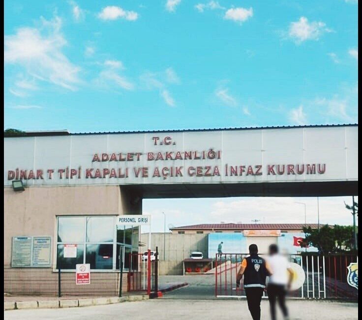 Afyonkarahisar’da aranan cinayet zanlısı yakalandı! Afyonkarahisar’da kasten öldürme suçundan aranan şahıs polisin takibi ile yakalandı.