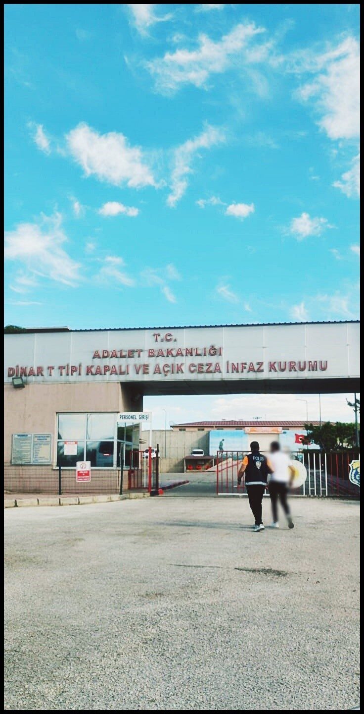 Afyonkarahisar’da kasten öldürme suçundan aranan şahıs polisin takibi ile yakalandı.
