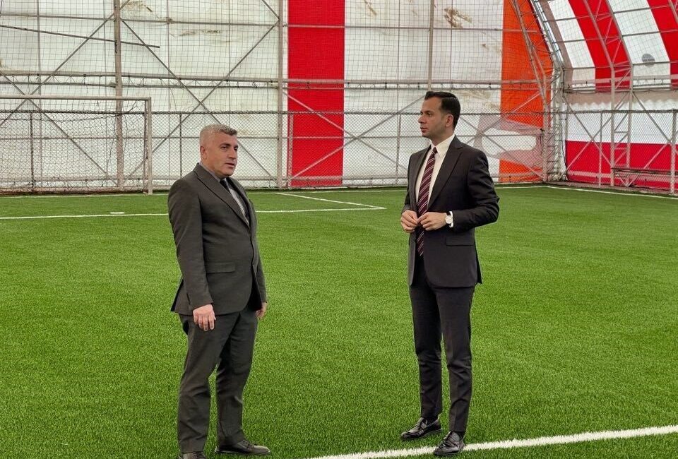 Sinanpaşa Kaymakamı Emrah Aslan, yenileme çalışmaları devam eden halısahada incelemelerde