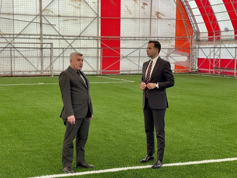 Sinanpaşa Kaymakamı Emrah Aslan, yenileme çalışmaları devam eden halısahada incelemelerde