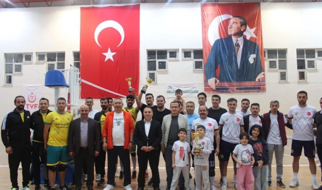 Kaymakam Duru “Kurumlar Arası Voleybol Turnuvası” finaline katıldı Dinar Kaymakamlığı ve Dinar Belediyesi iş birliğiyle düzenlenen "Kurumlar Arası