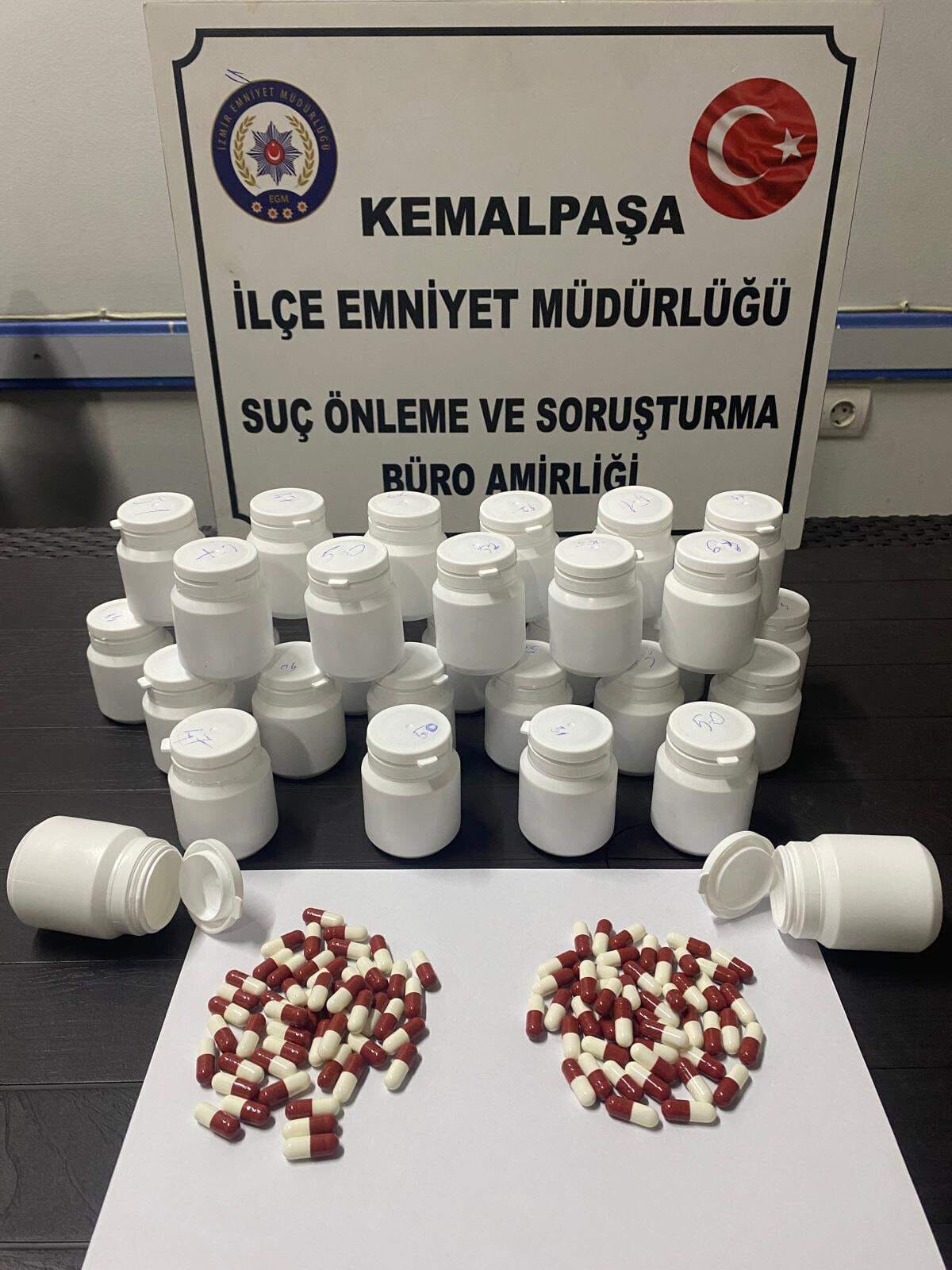 İzmir’in Kemalpaşa ilçesinde düzenlenen uyuşturucu operasyonda 1504 sentetik ecza hap