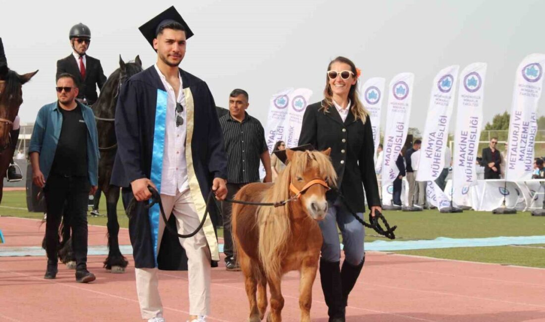 Eskişehir Osmangazi Üniversitesi’nde (ESOGÜ) 4 bin 500 öğrenci mezuniyet sevinci