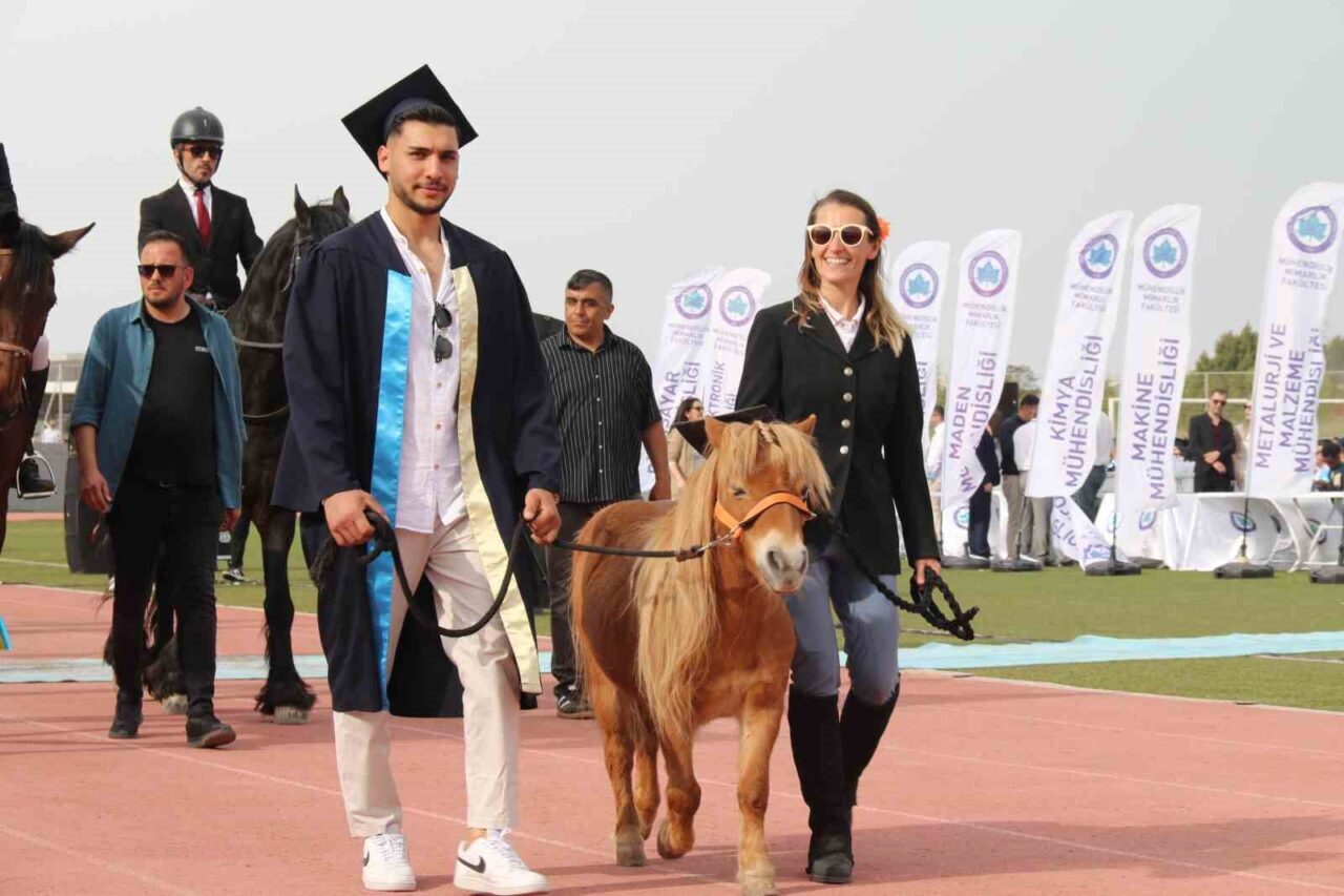 Eskişehir Osmangazi Üniversitesi’nde (ESOGÜ) 4 bin 500 öğrenci mezuniyet sevinci
