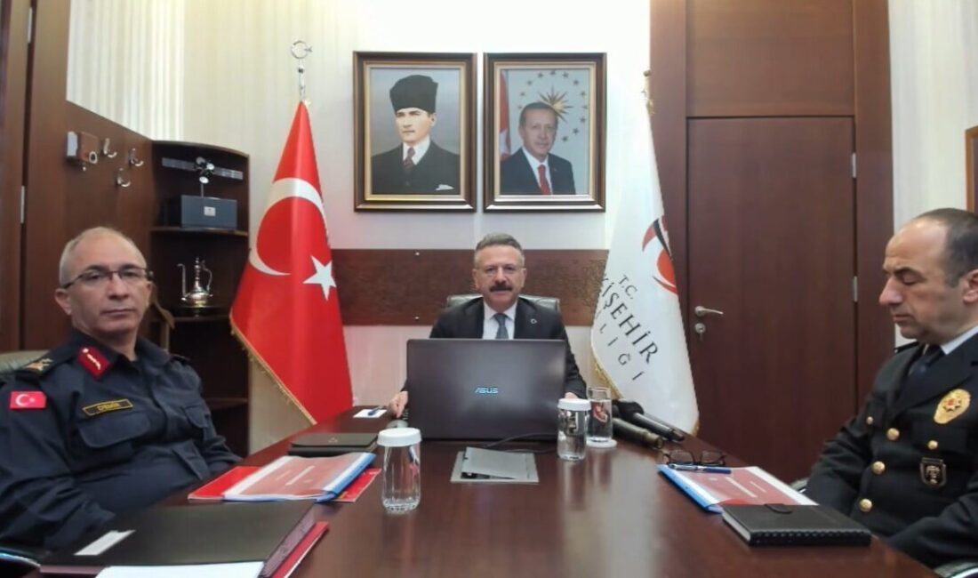 ’Nisan Ayı Güvenlik Bilgilendirme Toplantısı’nda çeşitli konularla ilgili bilgi paylaşan