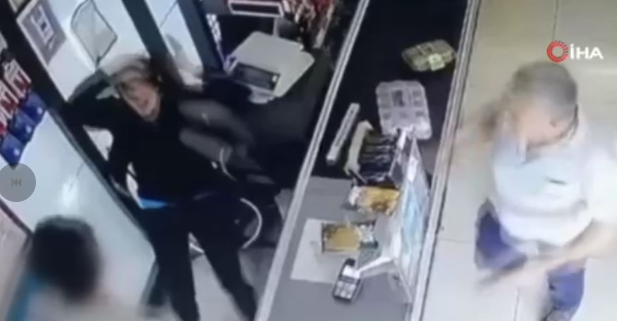 Muğla’nın Bodrum ilçesinde, bir iş yerinde yaşanan şiddet olayı kameralara