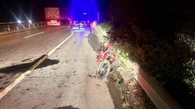 Bilecik’te seyir halinde kontrolden çıkan motosiklet yol kenarında bulunan refüje