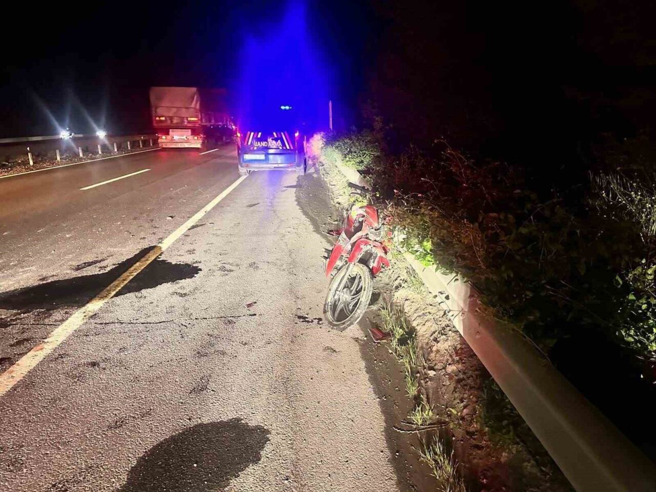 Bilecik’te seyir halinde kontrolden çıkan motosiklet yol kenarında bulunan refüje
