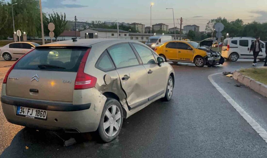 Eskişehir’de kural ihlali yaptığı belirtilen taksi ile otomobilin çarpıştı, 1