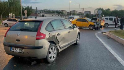 Eskişehir’de kural ihlali yaptığı belirtilen taksi ile otomobilin çarpıştı, 1