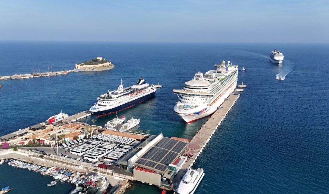 Kruvaziyer turizminin önemli noktalarından Aydın'ın Kuşadası ilçesi, 4 kruvaziyerle gelen