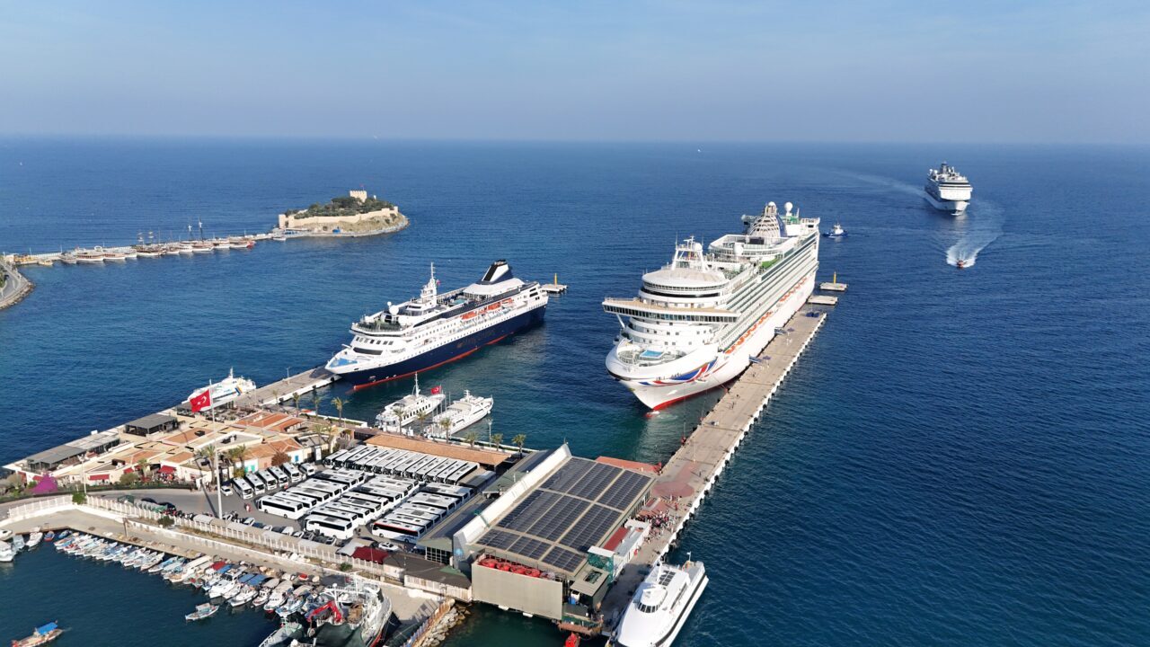 Kruvaziyer turizminin önemli noktalarından Aydın'ın Kuşadası ilçesi, 4 kruvaziyerle gelen